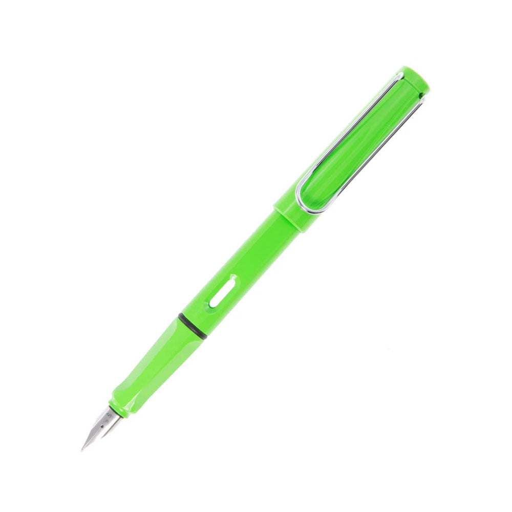 LAMY safari green Fountain pen Many attractive colours, timeless design, perfect ergonomics. These are just some of the reasons that the LAMY safari is one of the most popular writing instruments worldwide. Distinctive recessed grip guarantees writing comfort. Sturdy plastic, shiny green / metal clip / ergonomic grip / steel nib, polished / with ink cartridge. Part No. : 4030633
