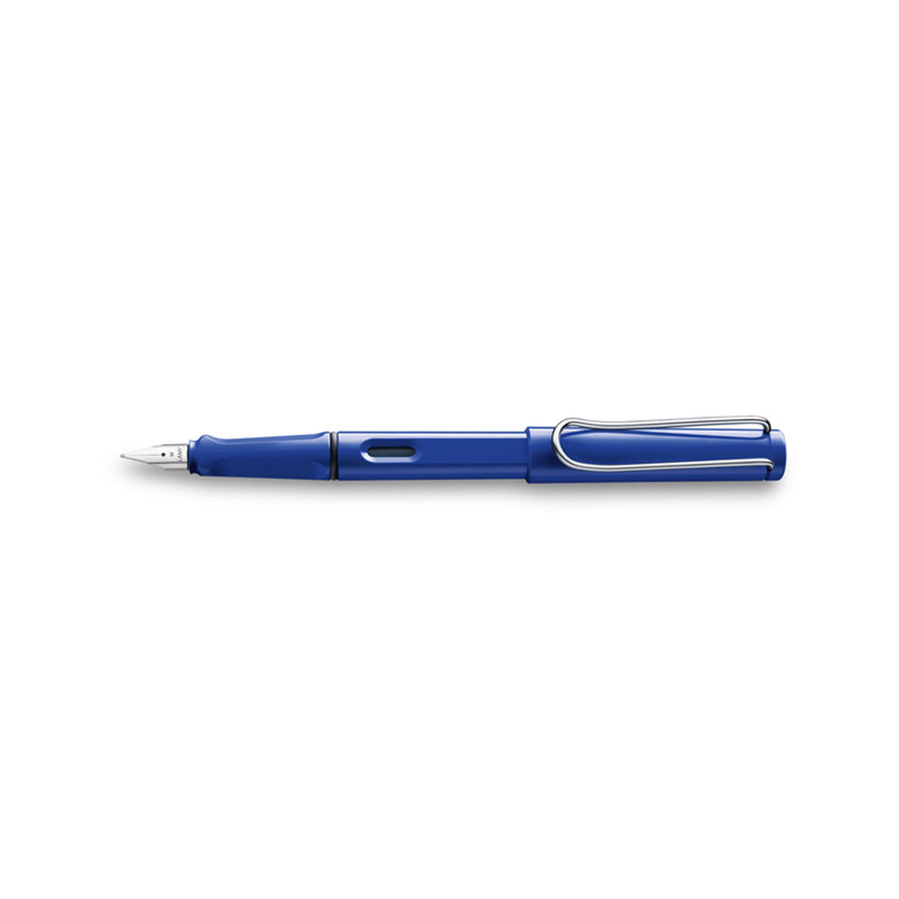 LAMY safari blue Fountain pen M Many attractive colours, timeless design, perfect ergonomics. These are just some of the reasons that the LAMY safari is one of the most popular writing instruments worldwide. Distinctive recessed grip guarantees writing comfort. Sturdy plastic, shiny blue / metal clip / ergonomic grip / steel nib, polished / with ink cartridge LAMY T 10 blue / with converter Z 28