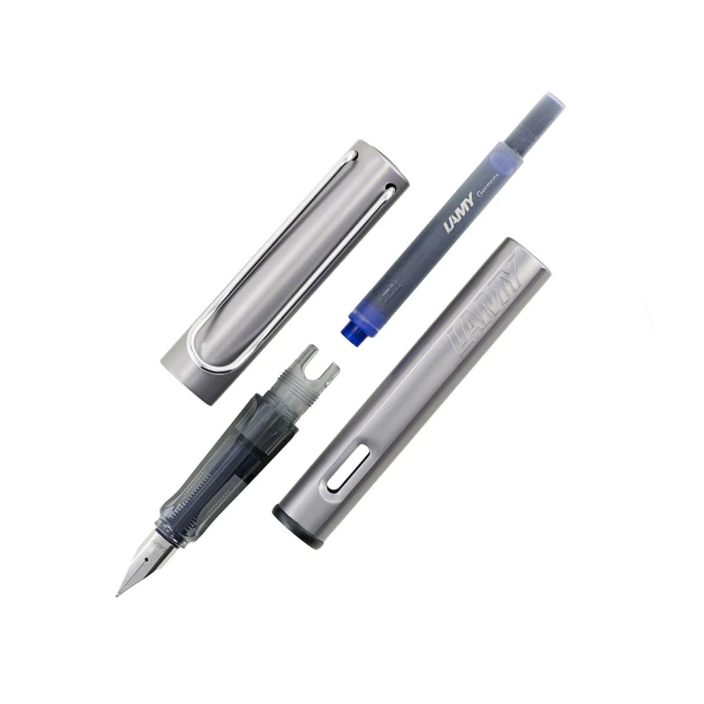 LAMY AL-star graphite Fountain pen M The Lamy AL-star is the attractive, young writing instrument which satisfies even the highest requirements. Made of feather-light robust aluminum, anodized in various colors. With distinctive transparent grip and spring-action metal clip. Aluminium, matt graphite grey anodised / steel nib, polished / with ink cartridge LAMY T 10 blue / with converter filling system Z 28