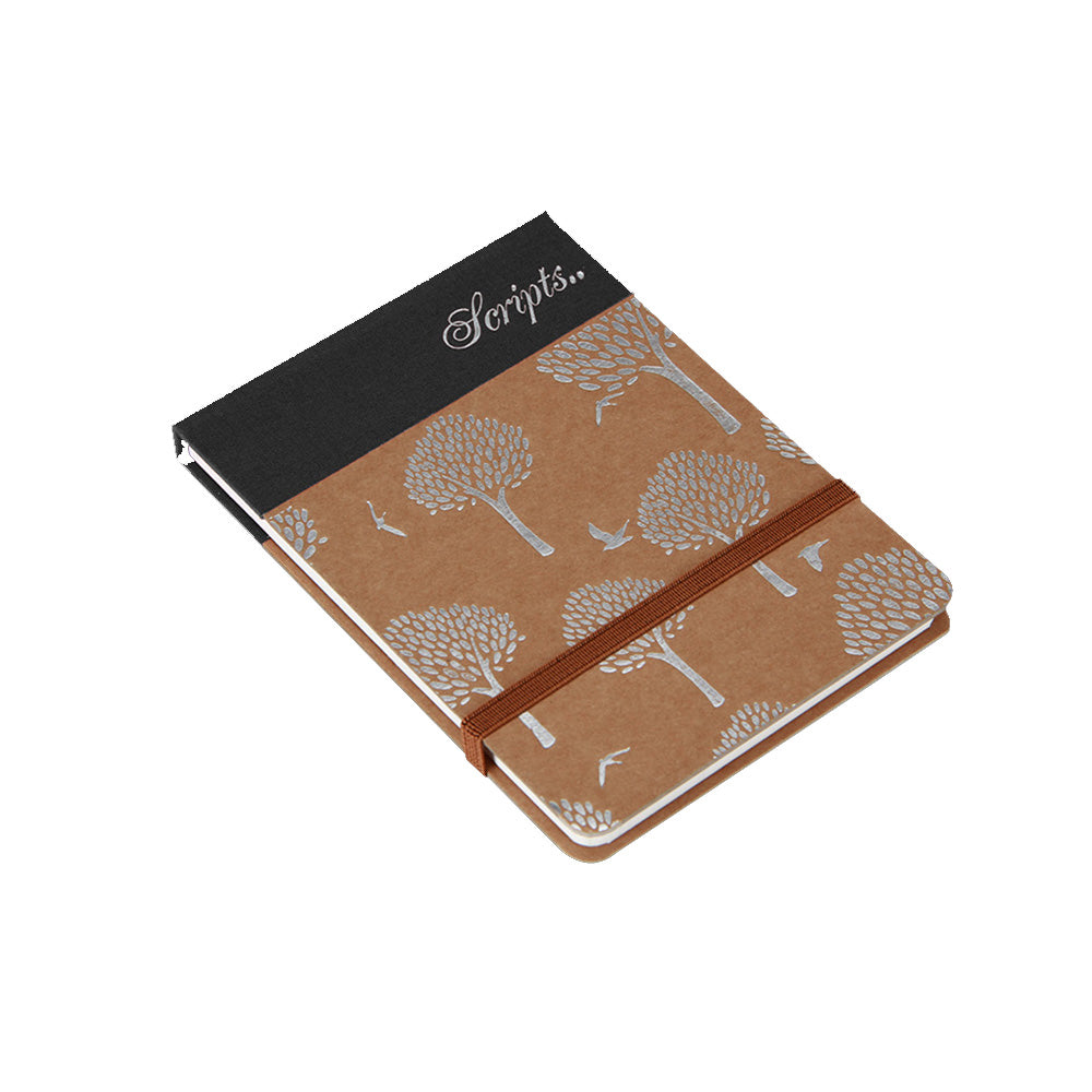 Look and feel the beauty and true allure of minimalism in the creative, Q-bound, A6-sized, Black Rustic Kraft Top Open Pad – A with an elastic band closure and four-colour inner. Difficult to resist, indeed! Foil Stamped Kraft Cover Creative Four Colour Inner Round Corner Elastic Band Closure Q Bound Top Open Pad No. of pages 160 Size Dimension A6 (103x147mm)