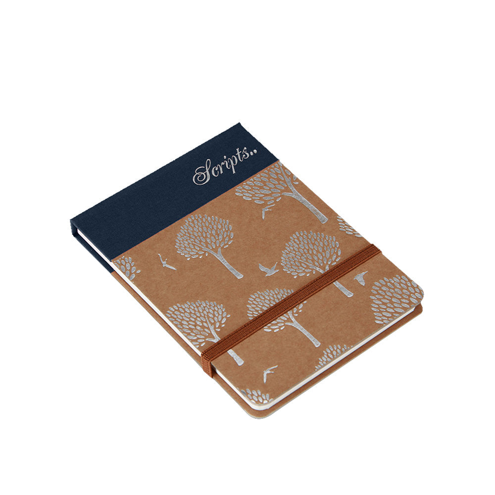 Look and feel the beauty and true allure of minimalism in the creative, Q-bound, A6-sized, Blue Rustic Kraft Top Open Pad – A with an elastic band closure and four-colour inner. Difficult to resist, indeed! Foil Stamped Kraft Cover Creative Four Colour Inner Round Corner Elastic Band Closure Q Bound Top Open Pad No. of pages 160 Size Dimension A6 (103x147mm)