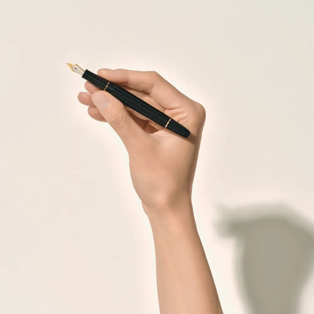 Montblanc Meisterstück Classique Black Resin Gold-Coated Trim Fountain Pen – 14Kt Gold Rhodium-Coated Nib