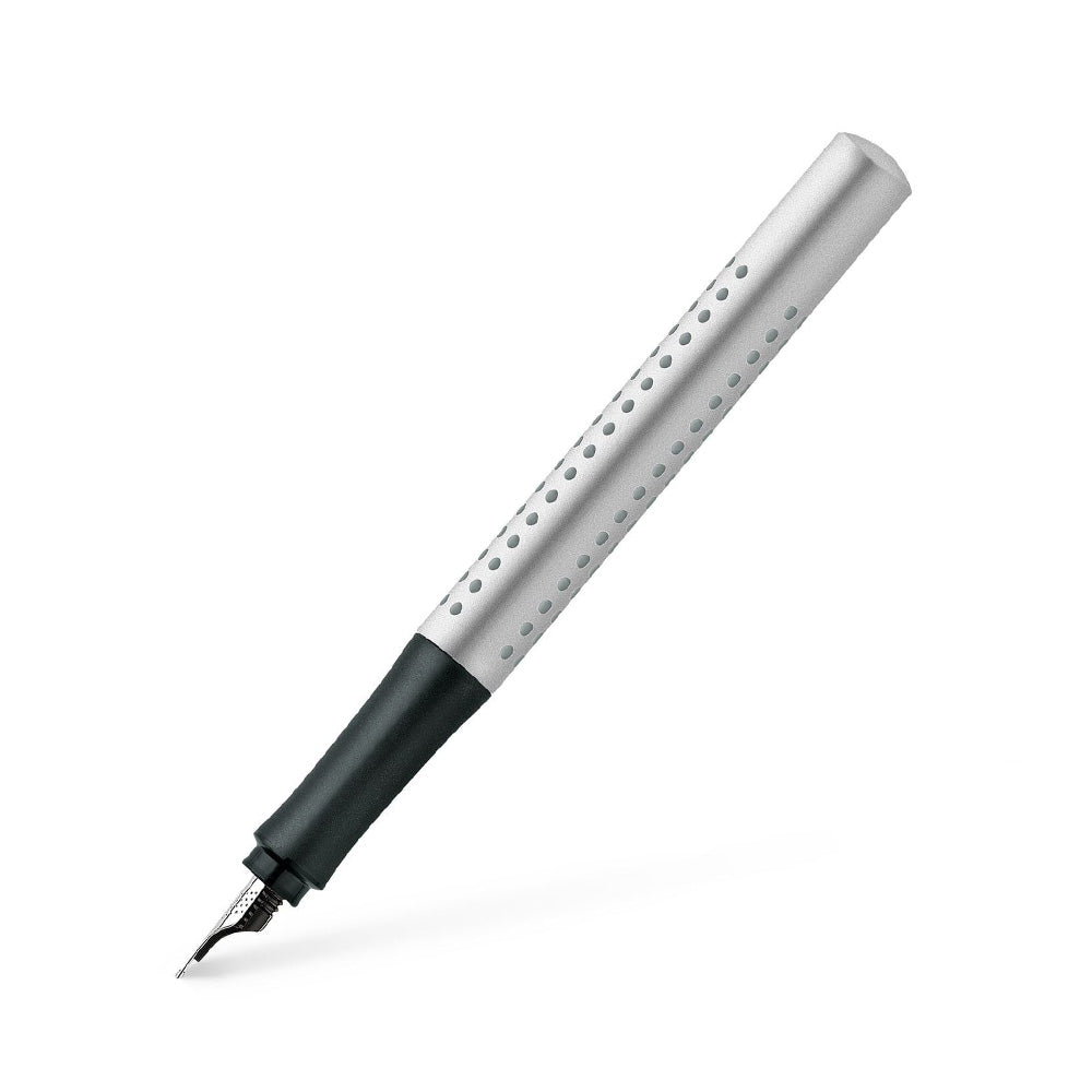 Grip 2011 fountain pen, F, silver The Grip 2011 concept clearly convinces with its appealing grip design in classic colors and sophisticated ergonomics. The characteristic dots match the shaft in color. Classic design Soft grip zone for a pleasant writing experience Optimum ink/nib combination for articularly smooth and light writing Robust stainless steel nib Stable steel clip Suitable for right- and left-handers For standard cartridges Nib width: F (fine) Barrel colour: silver