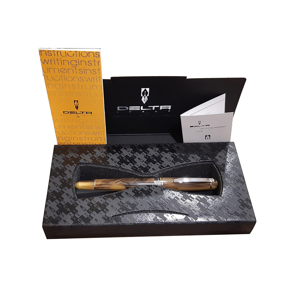 The Delta Virtuosa Rollerball Pen is named for virtue, goodness and righteousness, the definition of Virtuosa. Each pen is hand turned from Italian resins with rhodium plated trim. Choose from black, blue, dark horn or light horn. Colour : Dark Horn Body & cap material : Resin body and cap Body & cap finish : White body and cap Band and trim are polished to a mirror-like finish and plated with precious rhodium Made in Italy