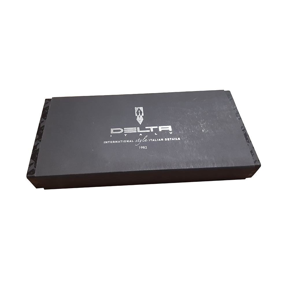 The Delta Virtuosa Rollerball Pen is named for virtue, goodness and righteousness, the definition of Virtuosa. Each pen is hand turned from Italian resins with rhodium plated trim. Choose from black, blue, dark horn or light horn. Colour : Blue Body & cap material : Resin body and cap Body & cap finish : White body and cap Band and trim are polished to a mirror-like finish and plated with precious rhodium Made in Italy