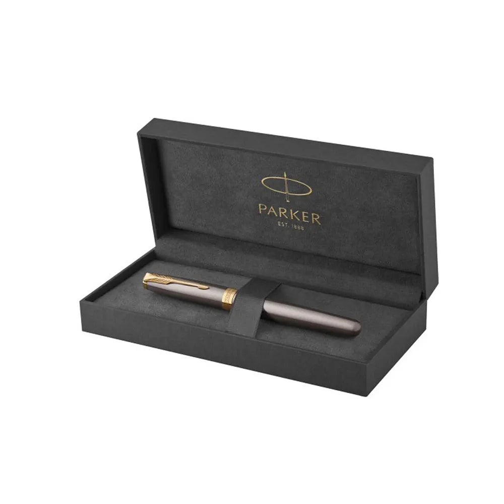 The Sonnet’s grey and gold finish combine with luxurious styling to firmly position it as an exemplar of Parker sophistication. The intricate detailing and gold PVD coating of the clip and brass trims combine perfectly with the stainless steel cap and barrel, beautifully finished in a classic grey lacquer. It’s an enduring, signature design that represents the very essence of Parker elegance and understatement. The Parker Sonnet’s elegant profile feels delightful in the hand, offering a refined writing expe