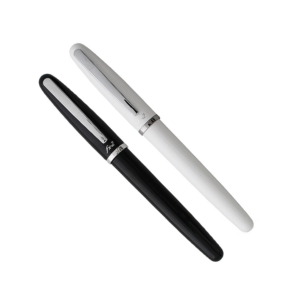 FX-2 Retro gel pen. The dandy among the gel pens. In the classic design of a fountain pen with the advantages of a modern gel pen. Body in either glossy white or polished black. Write with pride. Elegant retro gel pen in fountain pen design Quick-Dry-Ink dries in milliseconds Body high-gloss lacquered Large capacity refill replaceable Refill with black ink Lead thickness 0.7mm