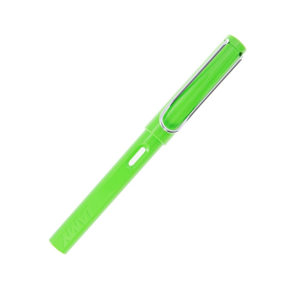LAMY safari green Fountain pen Many attractive colours, timeless design, perfect ergonomics. These are just some of the reasons that the LAMY safari is one of the most popular writing instruments worldwide. Distinctive recessed grip guarantees writing comfort. Sturdy plastic, shiny green / metal clip / ergonomic grip / steel nib, polished / with ink cartridge. Part No. : 4030633