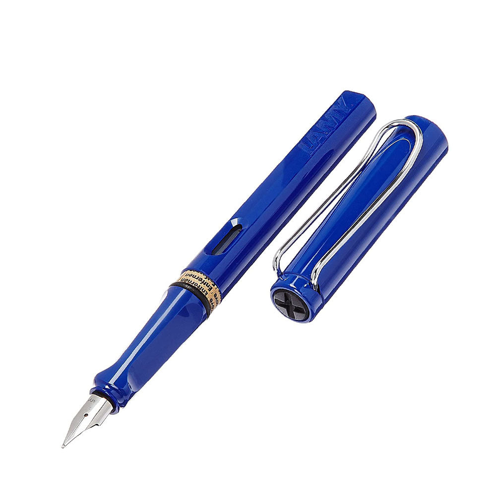 LAMY safari blue Fountain pen M Many attractive colours, timeless design, perfect ergonomics. These are just some of the reasons that the LAMY safari is one of the most popular writing instruments worldwide. Distinctive recessed grip guarantees writing comfort. Sturdy plastic, shiny blue / metal clip / ergonomic grip / steel nib, polished / with ink cartridge LAMY T 10 blue / with converter Z 28