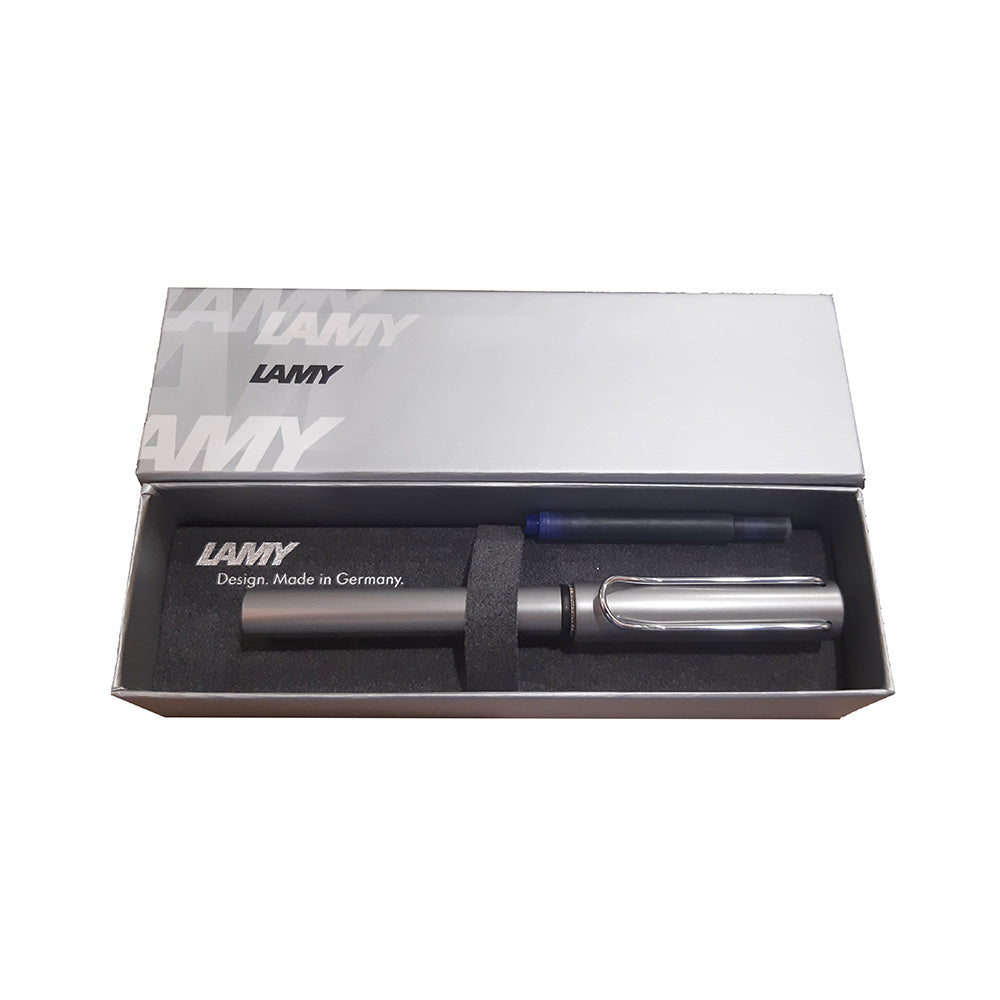 LAMY AL-star graphite Fountain pen M The Lamy AL-star is the attractive, young writing instrument which satisfies even the highest requirements. Made of feather-light robust aluminum, anodized in various colors. With distinctive transparent grip and spring-action metal clip. Aluminium, matt graphite grey anodised / steel nib, polished / with ink cartridge LAMY T 10 blue / with converter filling system Z 28