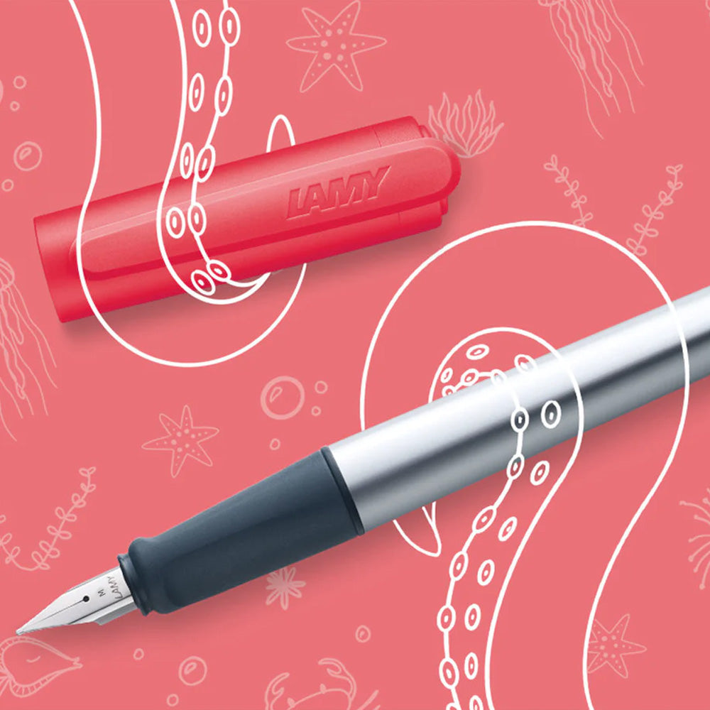 LAMY nexx crimson Fountain pen M The LAMY nexx fountain pen has a soft non-slip grip which makes for extended fatigue-free writing. Light and exceptionally sturdy aluminium body and plastic cap. Aluminium, naturally anodized / cap: plastic, crimson / non-slip grip / steel nib, polished / with ink cartridge LAMY T 10 blue / comes with the converter LAMY Z 28.