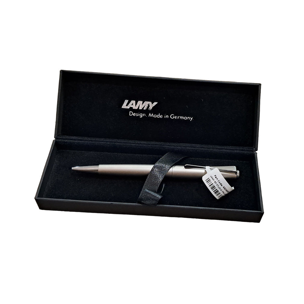 LAMY studio Palladium Ballpoint pen The LAMY studio elegantly shows just how close design and art can be. This premium writing instrument seamlessly fuses its individual elements with its convex cylindrical form while simultaneously foregoing all unnecessary embellishments. The propeller-shaped, seemingly twisted clip counters the objective elegance of the LAMY studio with an innovative design accent. Palladium finish / steel propeller-shaped clip / with giant refill LAMY M16 M black