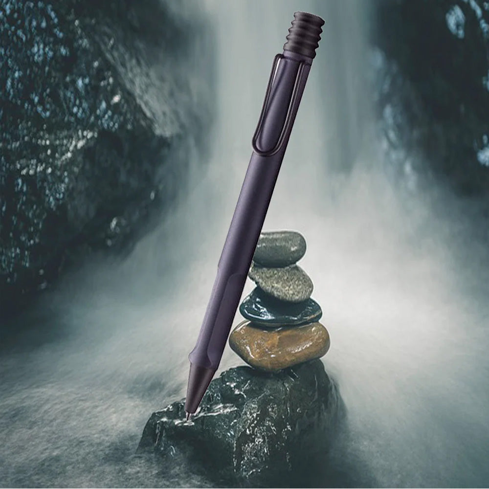 LAMY safari steel black Ballpoint pen M Many attractive colours, timeless design, perfect ergonomics. These are just some of the reasons that the LAMY safari is one of the most popular writing instruments worldwide. Distinctive recessed grip guarantees writing comfort. Made of ABS plastic with spring-loaded metal clip. Sturdy plastic, shiny /metal clip / ergonomic grip / Black PVD Plated trim with Retractable mechanism with giant refill LAMY M16 M black Part No. 4032321